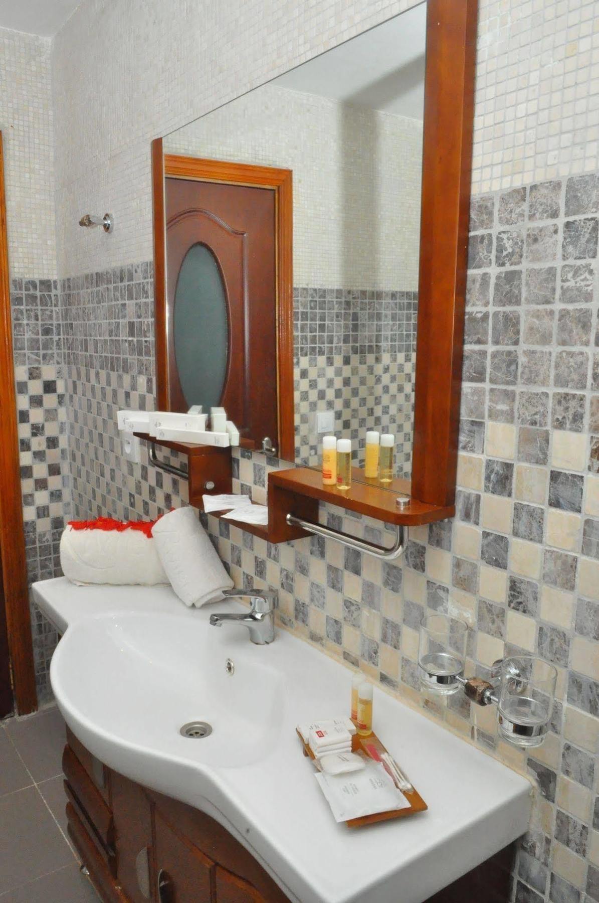 Riviera Royal Hotel Conakry Kültér fotó
